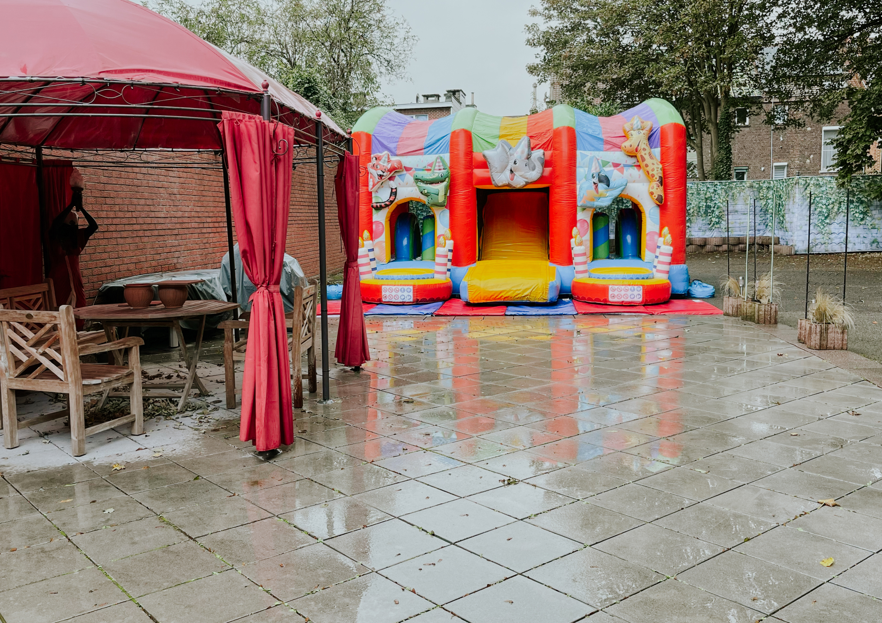 Photo de la terrasse et parking